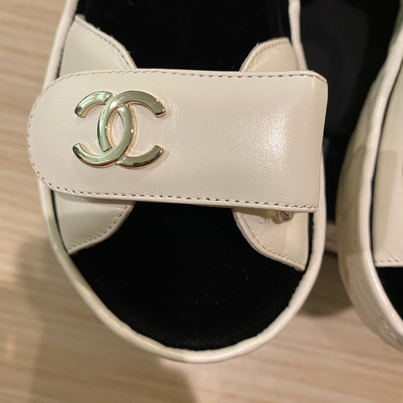 🆕 CHANEL Ivory CC Logo Quilted Wedge Dad Sandals Rare Gold Hardware - Picture 16 of 16